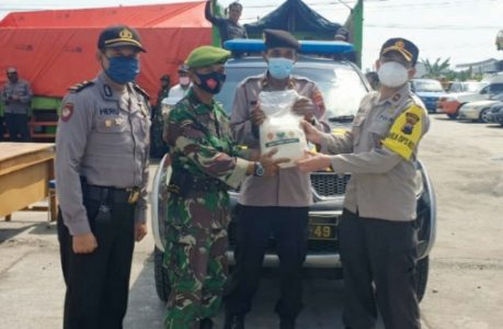 Polres Bersama Kodim 0273/Klaten Salurkan 11 Ton Beras untuk Warga Terdampak Covid-19