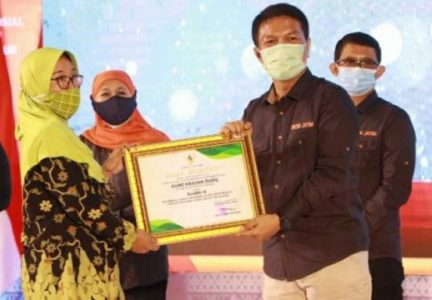 Berbagi Penghargaan Warnai Forkopimda Jatim dalam Peringatan HKSN Melawan Covid-19