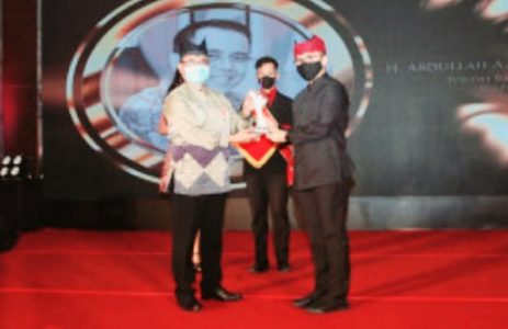 Perguruan Tinggi Banyuwangi Anugrahi Bupati Anas jadi Tokoh Inspiratif 2020 di Banyuwangi