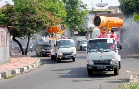Cegah Penyebaran Covid-19 Semakin Meluas, Pemkab Bersama PMI Jember Masifkan Penyemprotan Disinfektan di Jember