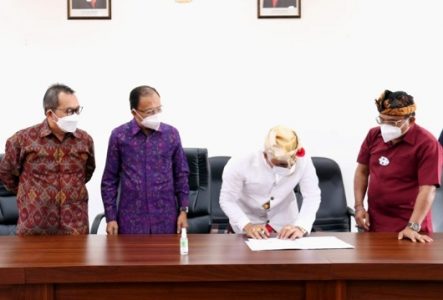 Gubernur Koster Menyaksikan Penandatanganan Berita Acara Serah Terima Bantuan Program Sosial BI Bersama MDA Provinsi Bali