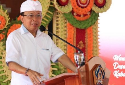 Gubernur Koster Ajak Bendesa Madya di 9 Kabupaten/Kota Se-Bali Solid Perkuat Desa Adat