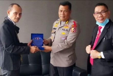 Webiner SEFE N’ HEALTH, Korlantas Polri Diwakili Kombes Arman Terima Cinderamata dari IMO Indonesia