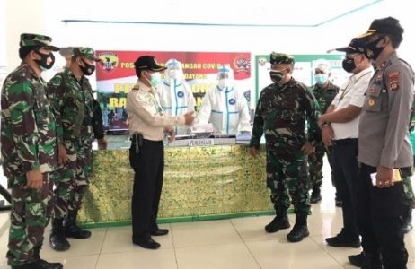 Kakesdam IX/Udayana Tinjau Posko Kesehatan Covid-19 Pelabuhan Padangbai