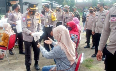 Korlantas Polri Bagikan Ribuan Paket Sembako pada Pengungsi Erupsi Gunung Merapi