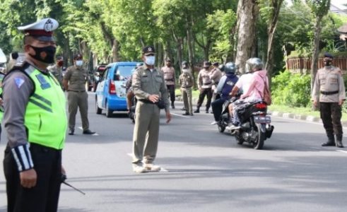 Dukung Penerapan PHBS, Kasat Pol PP Ajak Jajaran dan Instansi Terkait Lakukan Penurunan Baliho dan Razia Masker