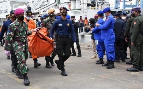 Pencarian Korban Sriwijaya SJ-182, KN Alugara & KRI Tenggiri Bawa Body Remain