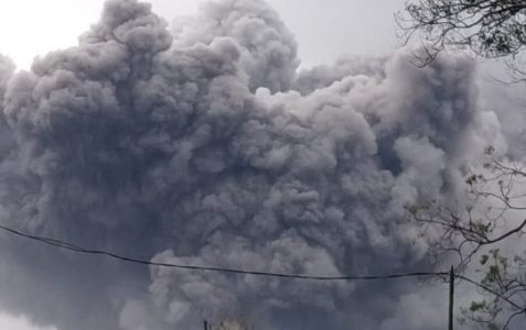 Gunung Semeru Keluarkan Awan Panas Guguran (APC)