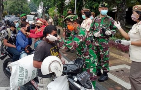 Cegah Penyebaran Covid-19, Kodim 1611/Badung Bagikan 1300 Masker ke Masyarakat