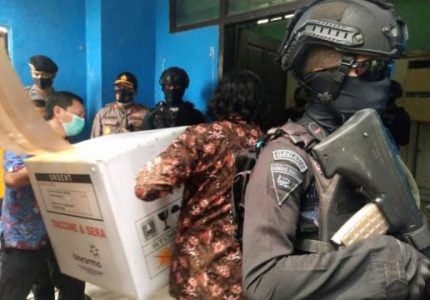 Dikawal Ketat Brimob, 77.760 Vaksin Sinovac Sampai di Provinsi Jatim