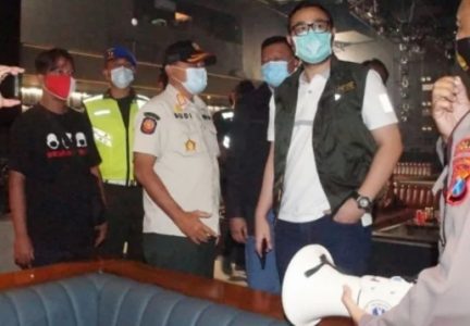 Buka Hingga Malam Saat Pemberlakuan PPKM, Cafe Holywings Gold Surabaya Disegel