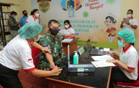 Pangdam IX/Udayana Laksanakan Vaksinasi Covid-19 di RSUD Wangaya