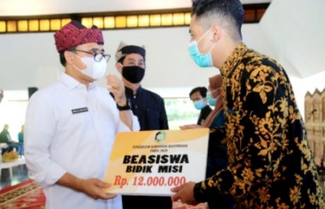 Pemkab Banyuwangi Kembali Buka Program Beasiswa Penuh S1 bagi Anak Muda Berprestasi di Banyuwangi