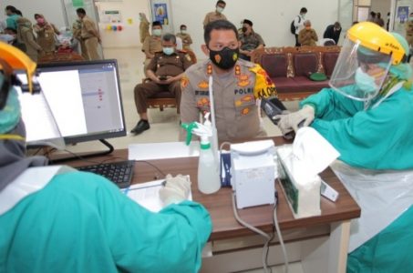 Kapolres Klaten, Pejabat Publik, Toga dan Toma Lakukan Vaksin Covid-19 di RS Bagas Waras
