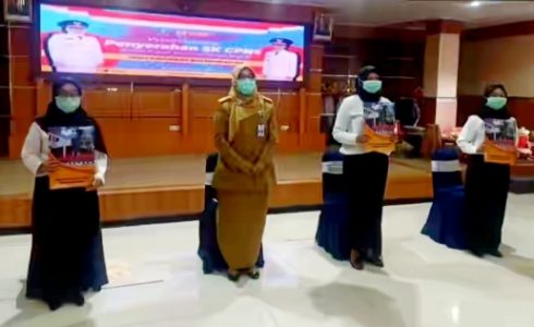 Penyerahan SK, Gubernur Jatim Harap Kepada CPNS Baru Segera Beradaptasi