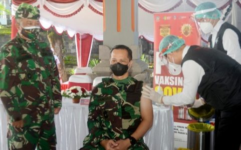 Kasdam IX/Udayana Bersama Forkopimda Bali Terima Suntikan Vaksin Covid-19 Tahap Kedua