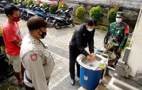Penyaluran BLT Tahap Pertama, Babinsa dan Bhabinkamtibmas Bersinergi Lakukan Pengamanan