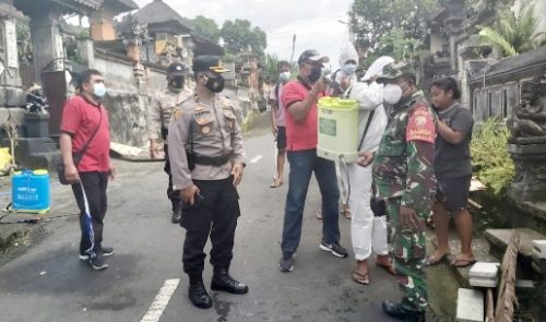 Cegah Penyebaran Covid-19, Babinsa dan Bhabinkamtibamas Lakukan Penyemprotan Desinfektan