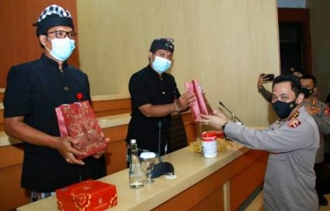 Kapolri Beri Penghargaan Kepada Dua Orang Pecalang Bali