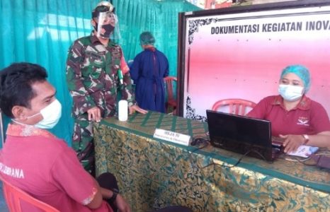 Babinsa Pantau Vaksinasi COVID-19 Tahap Kedua bagi Nakes di Jembrana
