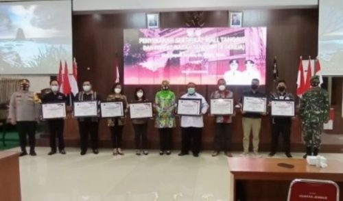 Kegiatan Terakhir, Bupati Jember Serahkan Sertifikat Tangguh Covid-19 di Jember
