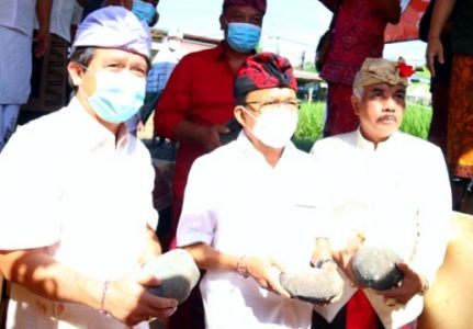Gubernur Koster Lakukan Peletakan Batu Pertama Pembangunan Gedung MDA Kabupaten Klungkung