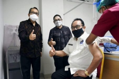 Wagub Cok Ace Terima Suntikan Vaksin Covid-19, Tandai Vaksinasi Tahap 2 di Bali