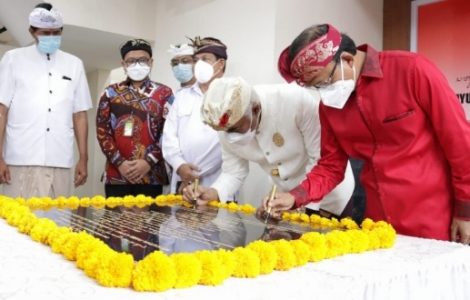 Resmikan Gedung MDA Jembrana, Gubernur Koster: Penguatan Desa Adat Harus Dilakukan Serius dan Niat Baik