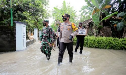 Polres Klaten Bersama Kodim 0723 Berikan Bantuan Korban Banjir di Wedi dan Bayat