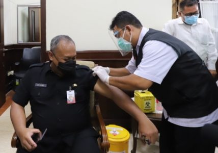 Pemkot Surabaya Mulai Gelar Vaksinasi Covid-19 Tahap Dua bagi Pelayanan Publik Hingga Lansia
