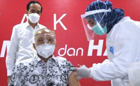 Presiden Jokowi Tinjau Vaksinasi Massal Tahap Kedua Tenaga Pendidik dan Kependidikan di SMAN 70 Jakarta