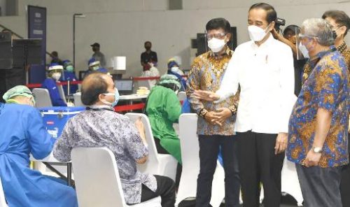 Tinjau Vaksinasi Massal di Senayan, Presiden Jokowi: Semoga Dapat Berikan Perlindungan bagi Awak Media