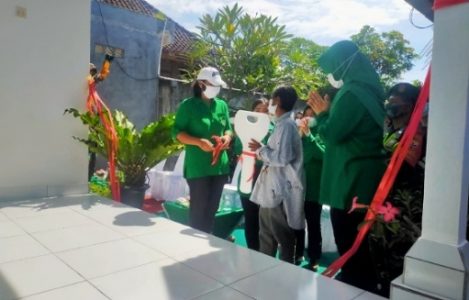 Baksos Bedah Rumah Kelar, Persit KCK Pengurus Daerah Udayana Serahkan Kunci