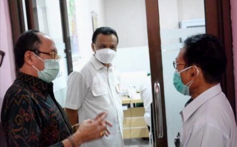Sekda Bali Pantau Vaksinasi Covid-19 di Klinik Pratama Warmadewa