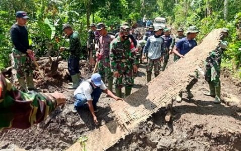 Pasca Libur Hari Raya Nyepi, Personel Satgas Bersama Warga Kembali Kebut Pekerjaan TMMD ke 110