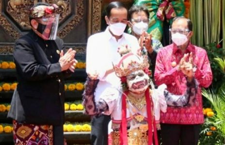 Gubernur Koster Bersama Wagub Cok Ace Dampingi Presiden Jokowi Tinjau Vaksinasi Massal di Puri Agung Ubud