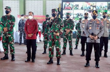 Gubernur Bali Dampingi Panglima TNI dan Kapolri Tinjau Pelaksanaan ‘Serbuan Vaksinasi’ Bagi Personel TNI/Polri