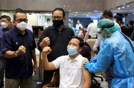 Wagub Bali Pantau Pelaksanaan Vaksinasi Covid-19 bagi Pekerja Industri Keuangan dan Perbankan