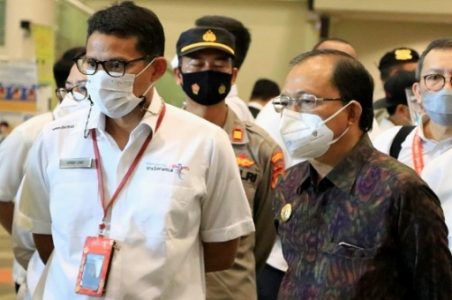 Genjot Pembukaan Gerbang Pariwisata, Gubernur Bali Dampingi Menparekraf Tinjau Vaksinasi Pekerja