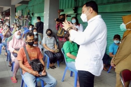 Walikota Surabaya Tinjau Vaksinasi para pedagang di Pasar Genteng Baru