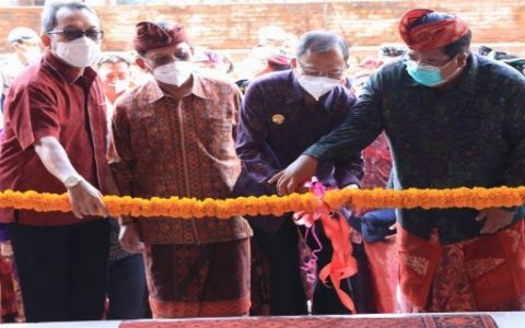 Gubernur Bali Remikan Pasar Banyuasri Berkonsep Tradisional dan Modern