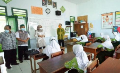 813 SD dan 199 SMP Telah Menggelar PTM Terbatas, Bupati Ipuk Tinjau ke Sejumlah Sekolah di Banyuwangi