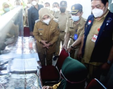 Bupati Ipuk Pantau Pelaksanaan Vaksinasi, Siapkan Fasilitas Jemput Bola Bagi Lansia dan Disabilitas di Banyuwangi