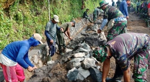 Walau Kondisi Cuaca Tak Menentu, Satgas TMMD Bersama Warga Tetap Antusias Kerjakan Senderan Saluran Air