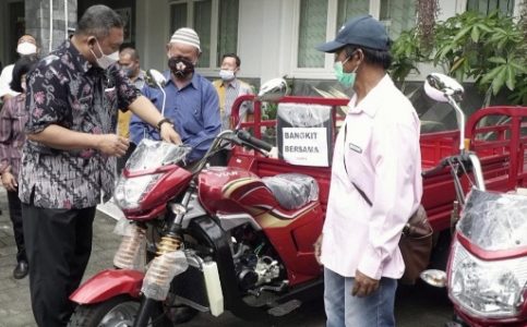Wabup Boyolali Serahkan 39 Unit Kendaraan Roda Tiga pada Kelompok Petani Tembakau