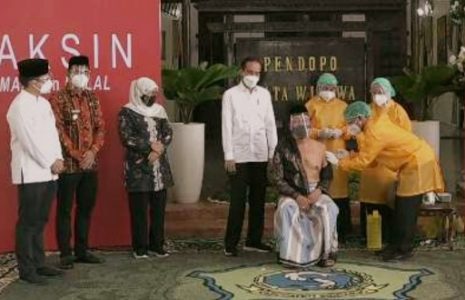 Kunker ke Jatim, Presiden Jokowi Tinjau Vaksinasi Massal di Sidoarjo