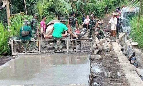 Seminggu Lagi, Personel Satgas Bersama Warga Berbaur Kebut Penyelesaian Rabat Beton
