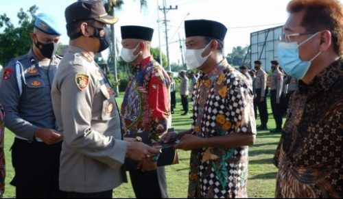 Polres Klaten Beri Penghargaan pada Anggotanya dan Kades yang Berdedikasi