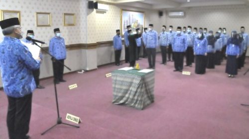 Himawan Lantik dan Sumpah 23 Pejabat Fungsional di Disnakertrans Jatim