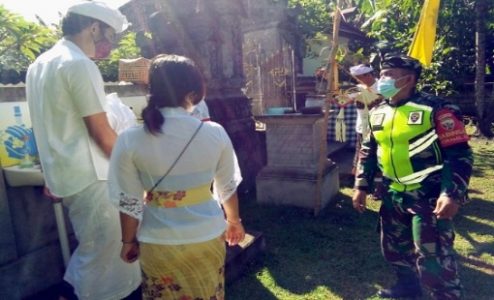 Hari Raya Galungan di Masa Pandemi COVID-19, Jajaran Kodim Jembrana Lakukan Pengamanan dan Himbauan Prokes